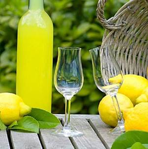 Limoncello: la ricetta originale del liquore tipico della costiera  amalfitana
